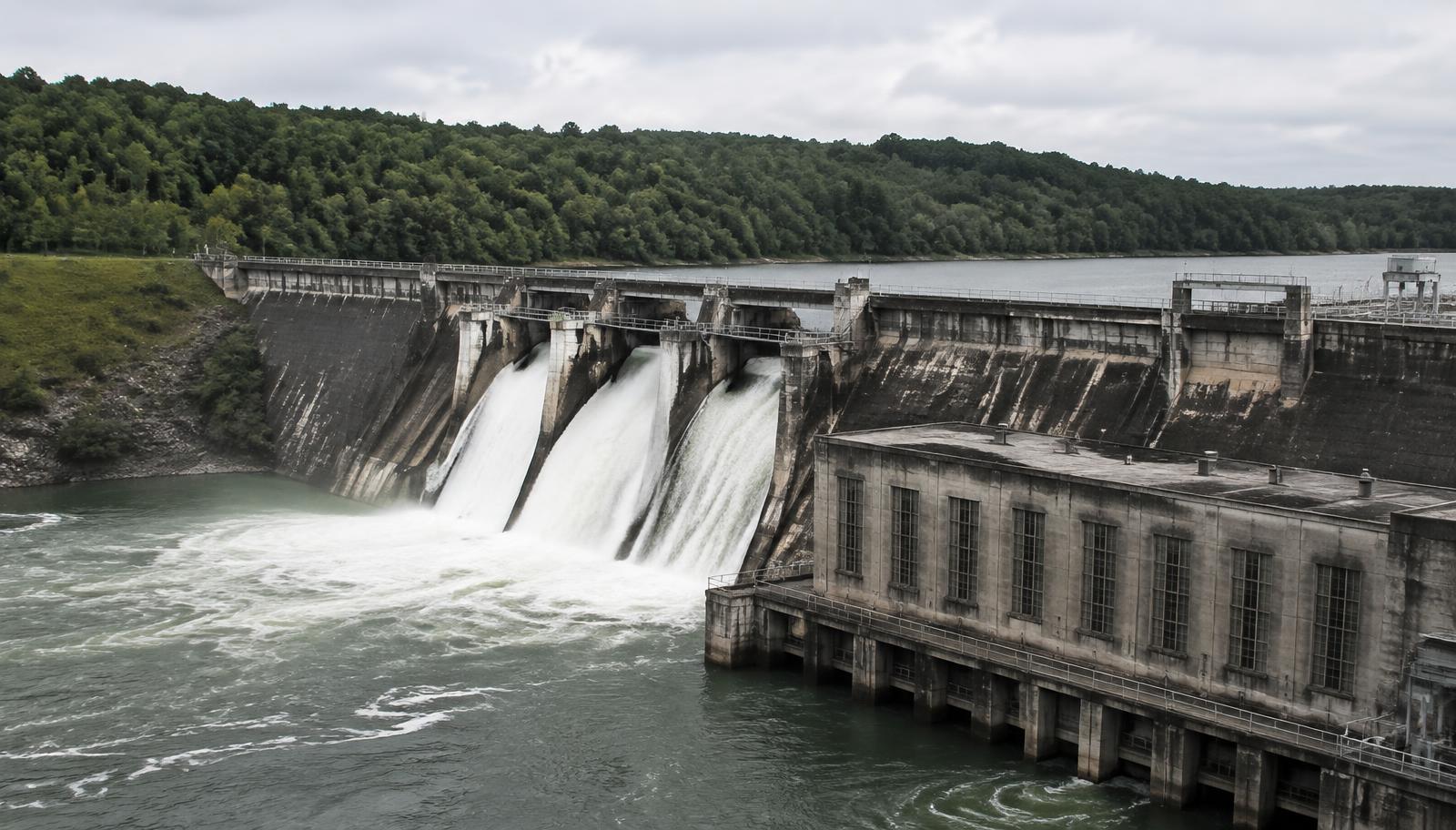 A concrete hydroelectric dam and powerhouse holding back a wide reservoir on the Catawba River in the Carolinas